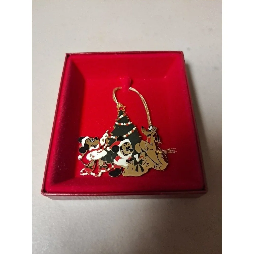 Disney‎ Camerlane Ornaments. Mickey & Minnie Wreath And Decorating The Tree